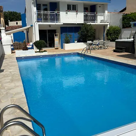 Les Volets Bleus Avec Piscine Et Jacuzzi *