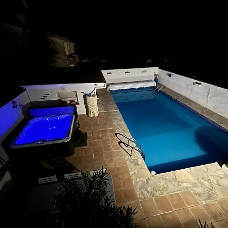 Les Volets Bleus Avec Piscine Et Jacuzzi